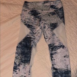 Small fabletics peekaboo Capri